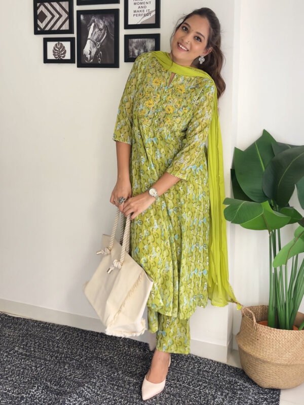 Elegante Set de Kurta Anarkali con Bordado en Yoke de Georgette de lima