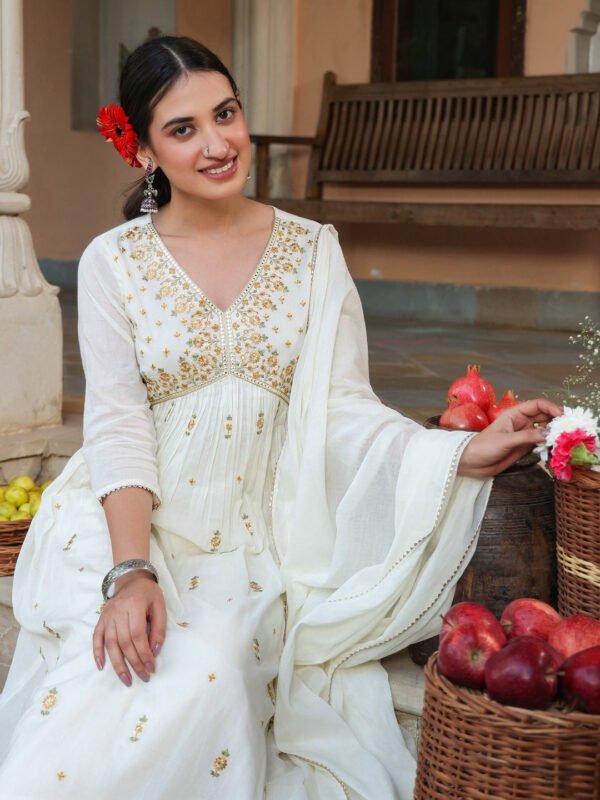 Fivyom Damen Off White Reines Baumwoll-Embroidered A-Linie Kurta Set Für Eleganten Look