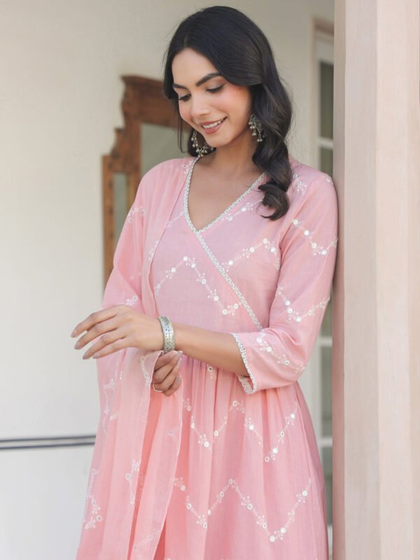 Fivyom Damen Peach Pure Baumwolle A-Linien Kurta Set mit Stickerei für eleganten Look