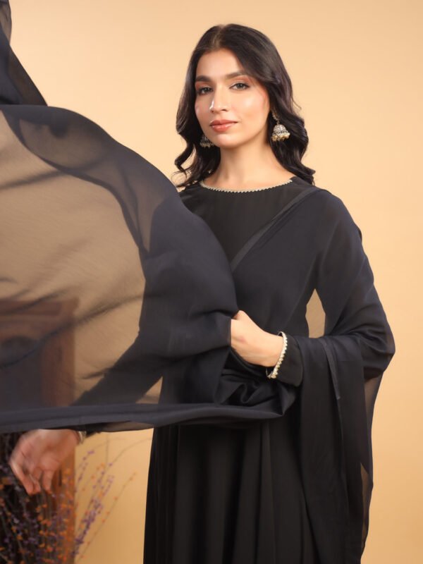 Élégant ensemble Anarkali en georgette noire avec pantalon et dupatta assortis