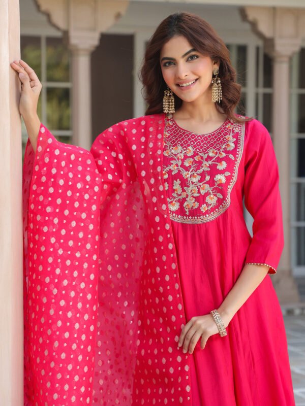 Eleganter Pink Chanderi Silk Yoke mit kunstvoller Stickerei Anarkali Kurta Set